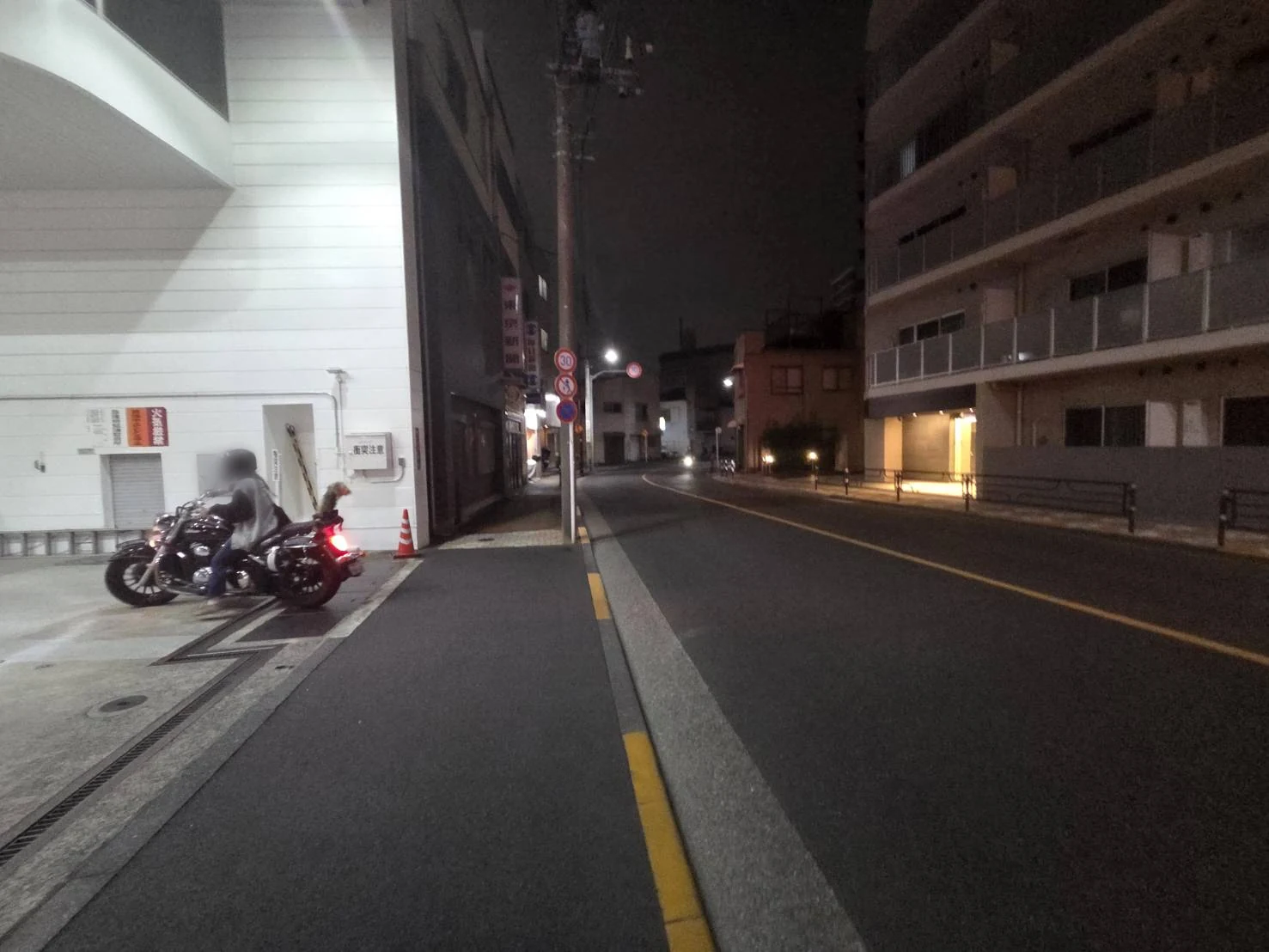 A quiet street at night in Senzoku, Taito, on the approach to the former Yoshiwara quarter